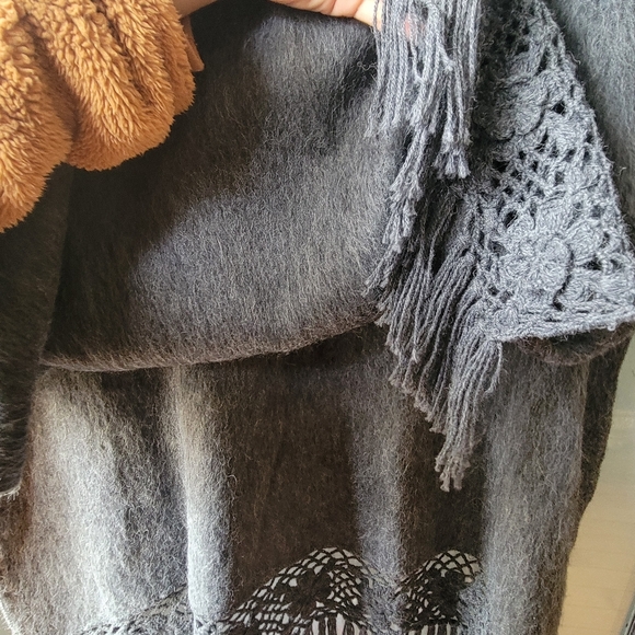 Novica Alpaca Blend Embroidered Floral Cape Fringe Size M Charcoal Made in Peru - Picture 7 of 9